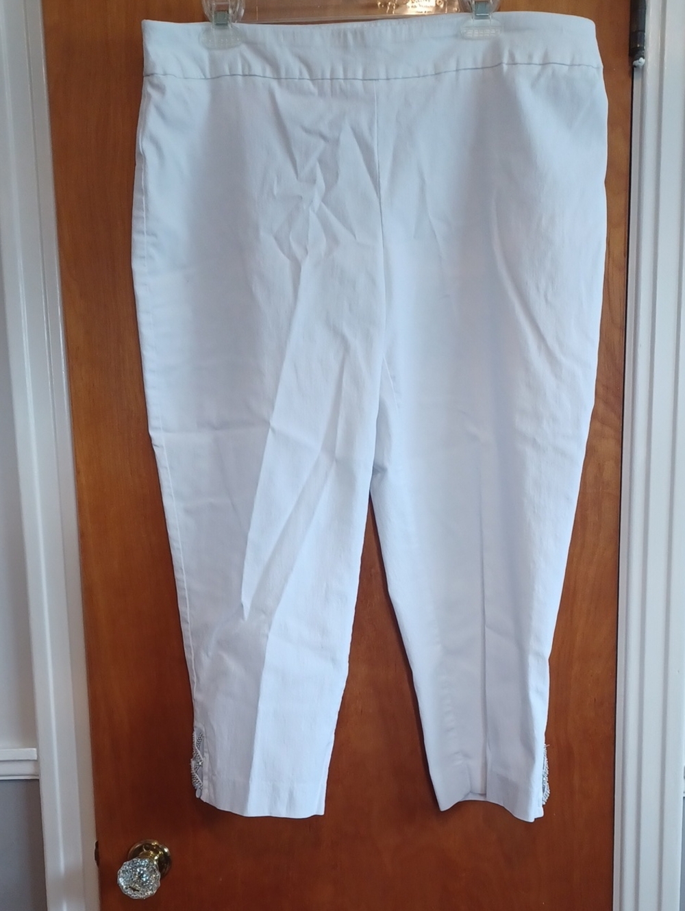 JM Collection White Dress Capris.Crystal Trim!  Stretch! Sz.XL. L.22". R.11.W.36